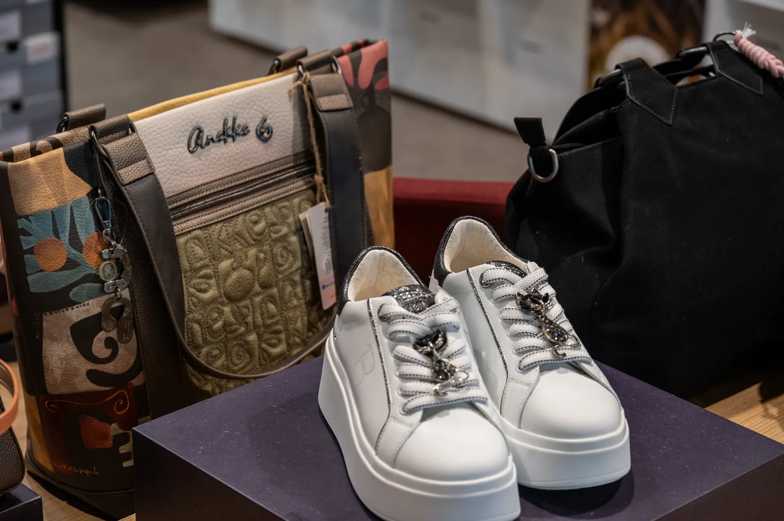 Murau – weiße Plateau-Sneaker und Taschen