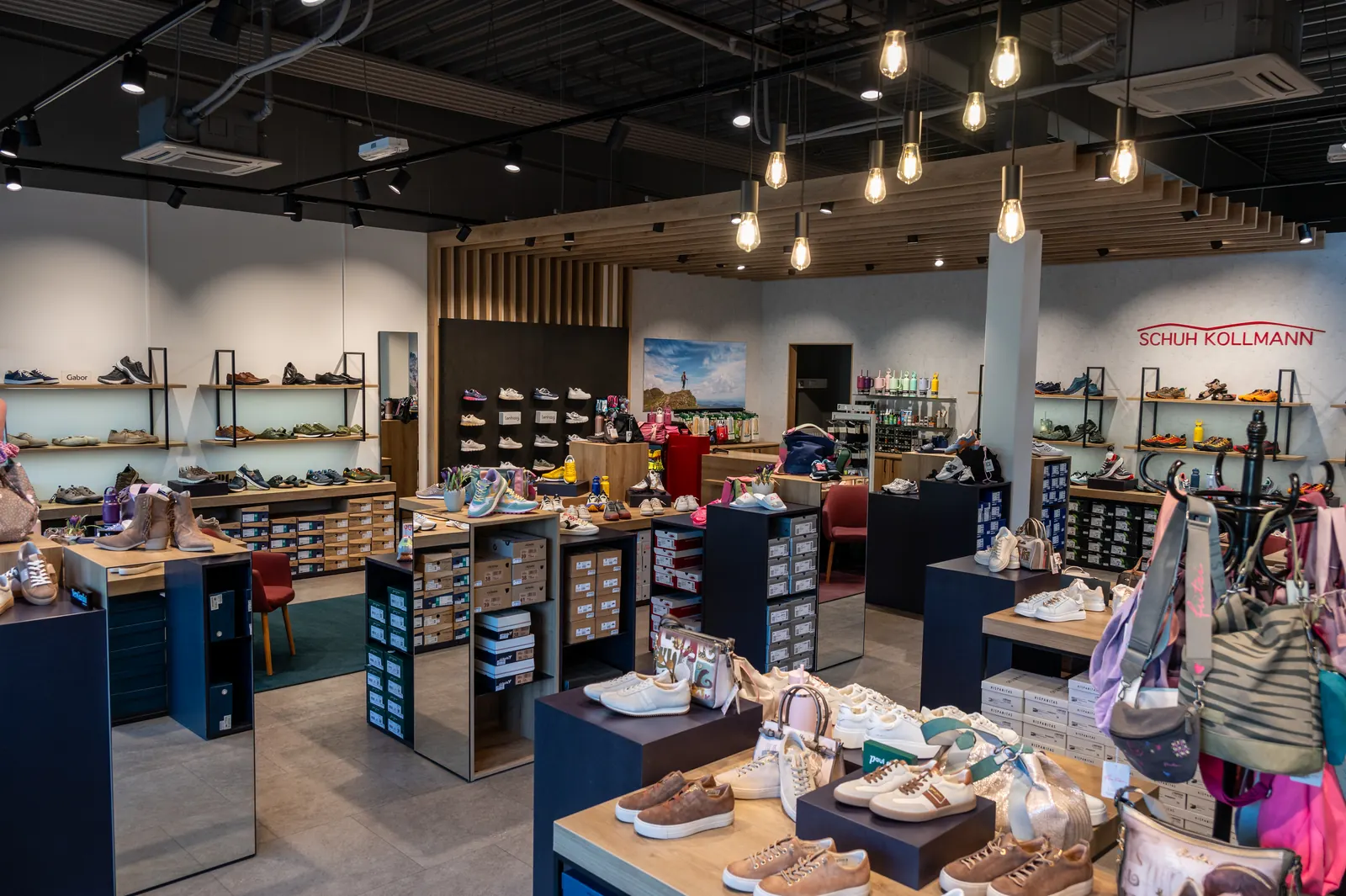 Schuh Kollmann Murau – heller Verkaufsraum mit Holzdecke