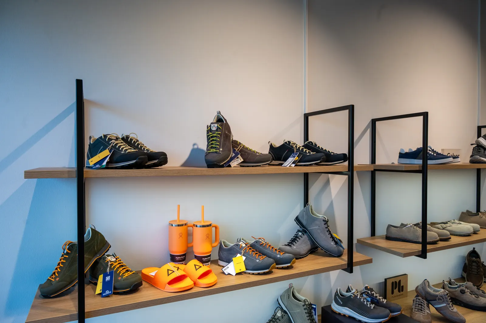 Murau – Wanderschuhe im Wandregal
